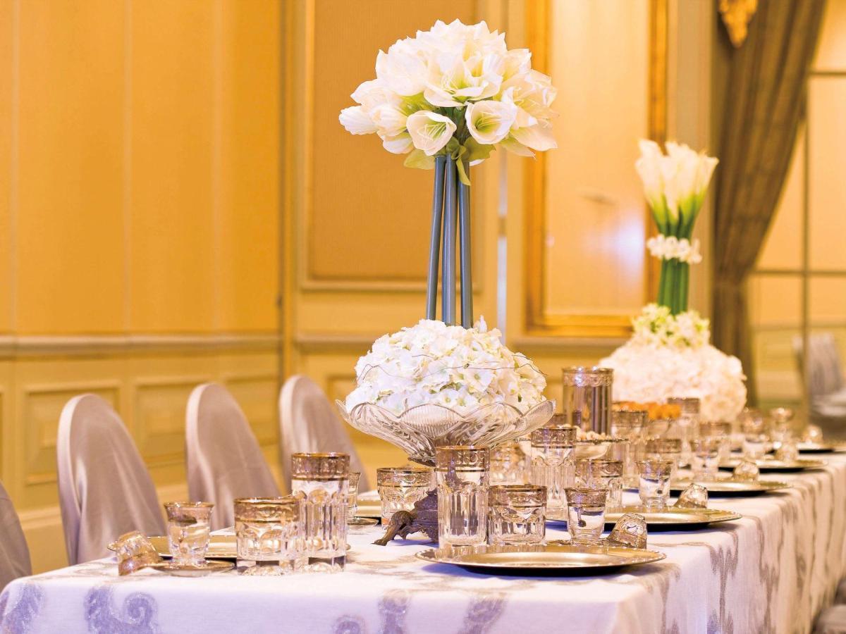 Moevenpick Hotel Al Khobar Eksteriør billede A table set for a formal dinner