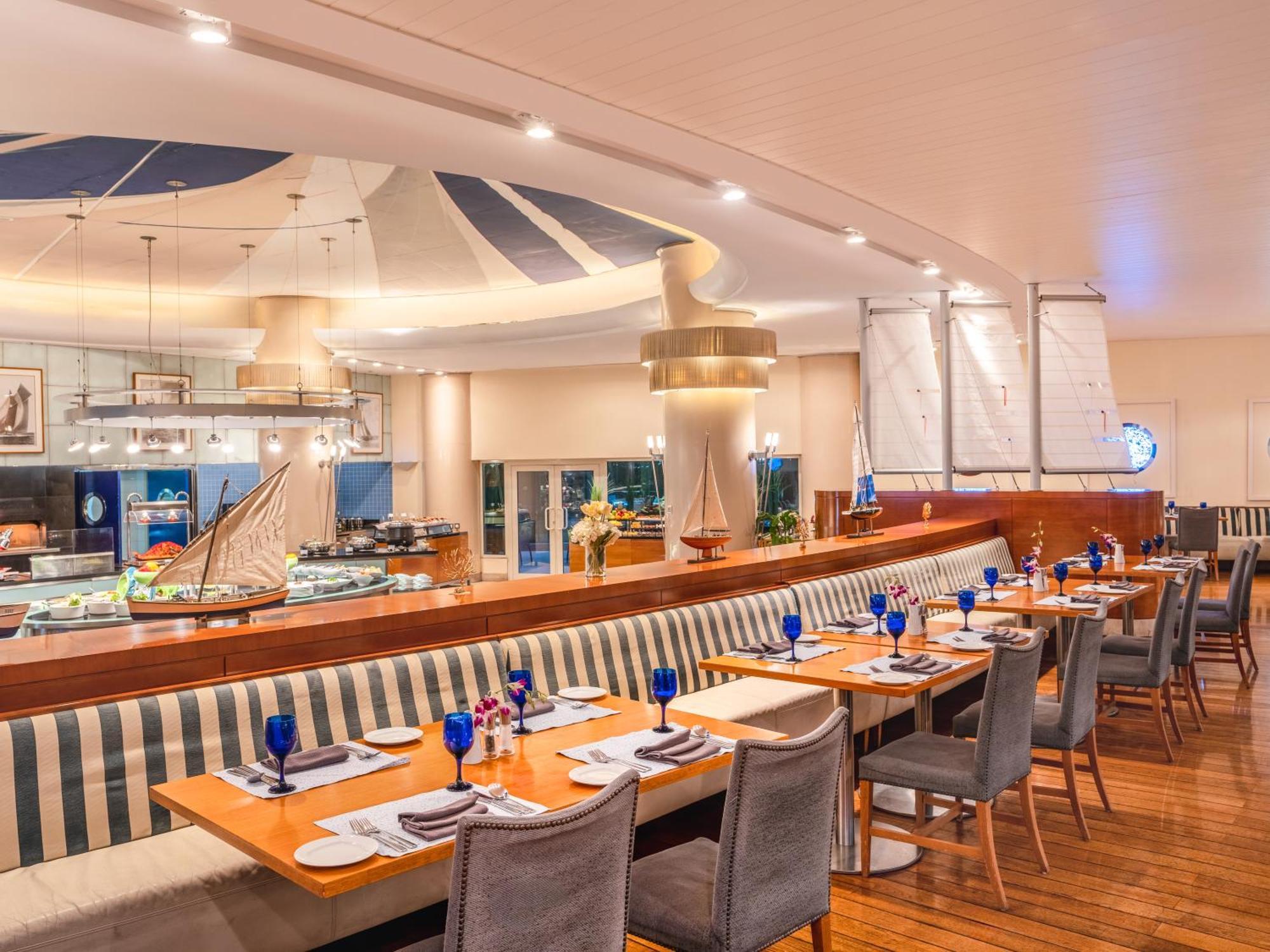 Moevenpick Hotel Al Khobar Eksteriør billede The Deck Restaurant