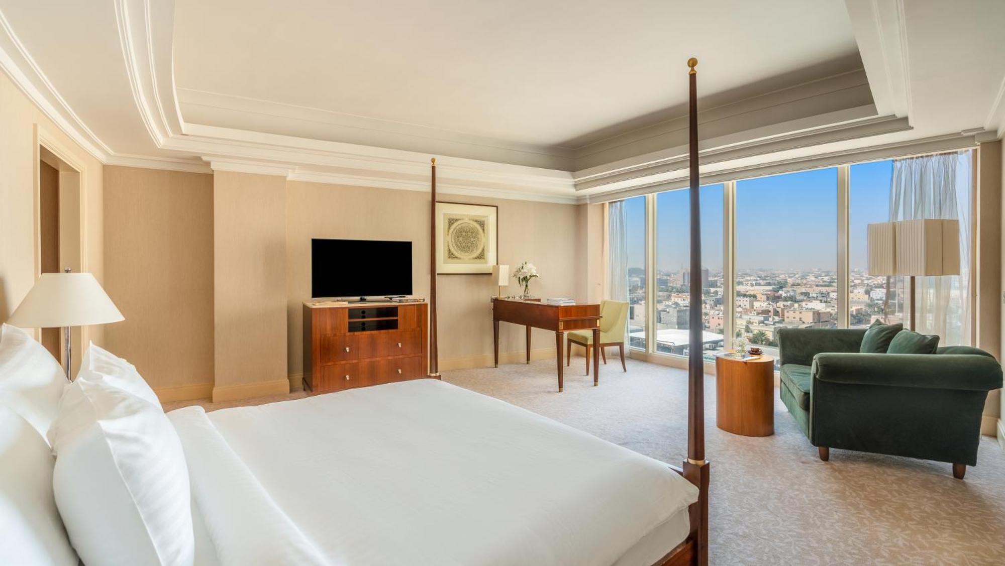 Moevenpick Hotel Al Khobar Eksteriør billede A bedroom at the Four Seasons Hotel