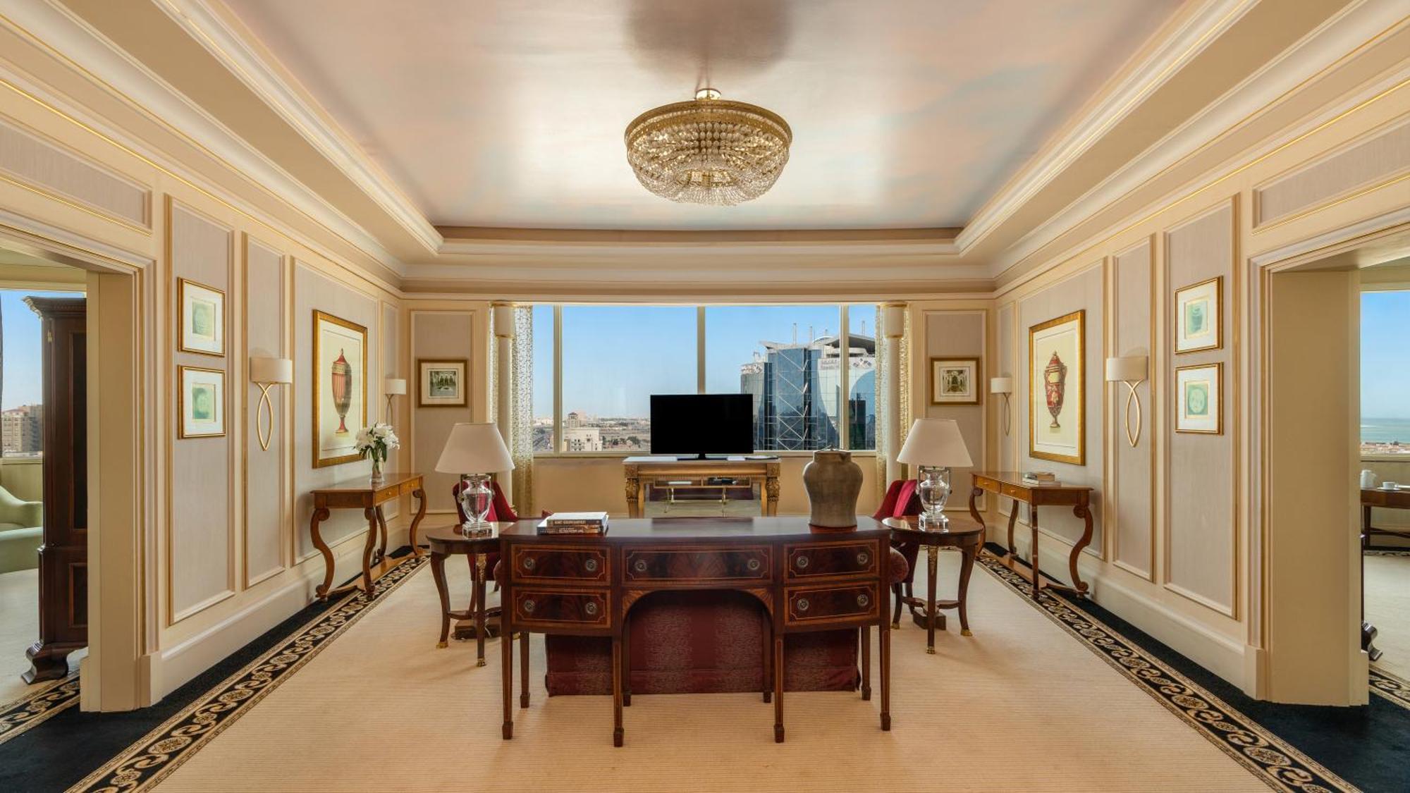 Moevenpick Hotel Al Khobar Eksteriør billede The study of a Presidential Suite