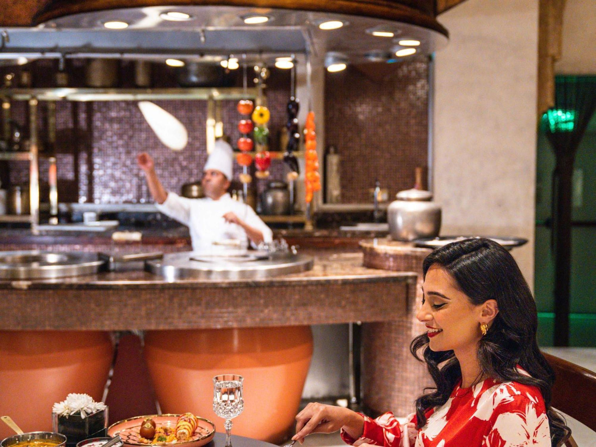 Moevenpick Hotel Al Khobar Eksteriør billede A woman dining at a restaurant